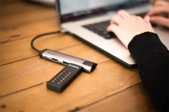 USB flash disk Keypad Secure, USB-C 3.1 GEN1, 64GB, šifrovaný heslem, 160/140Mb/s, VERBATIM