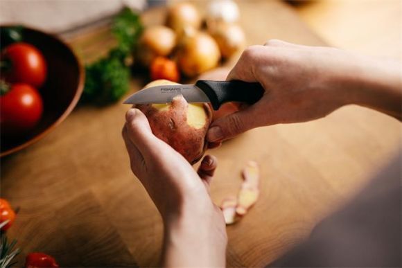 Sada loupacích a okrajovacích nožů Essential, 2 ks, FISKARS 1065601 ,balení 2 ks Sada loupacích a okrajovacích nožů Essential, 2 ks, FISKARS 1065601 ,balení 2 ks