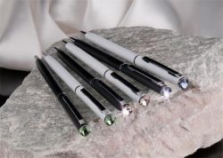 Kuličkové pero SWS SLIM, bílá, zelený krystal SWAROVSKI®, 13 cm, ART CRYSTELLA® 1805XGS553